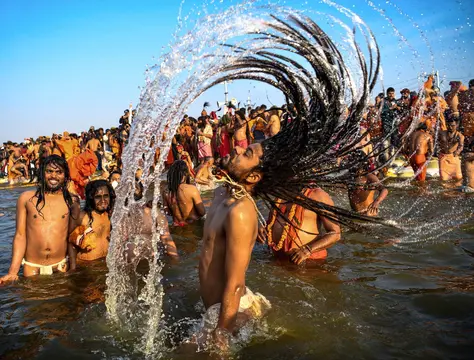 Jutaan Orang Mandi di Sungai Suci Pada Festival Hindu Terbesar